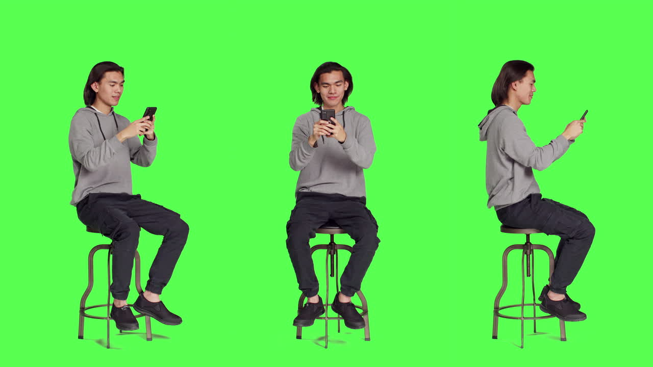 성인이 전화로 문자 메시지를 입력하는 것