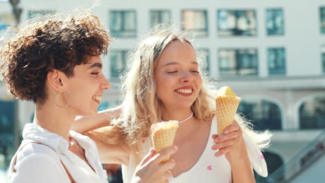 dos mujeres disfrutando de helado