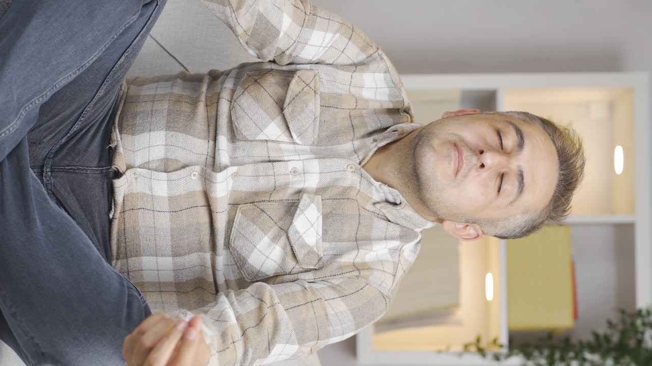 명상하는 남자의 수직 비디오입니다.