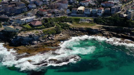 crashing waves at tamarama point