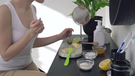 mujer preparando mascarilla facial de cerca