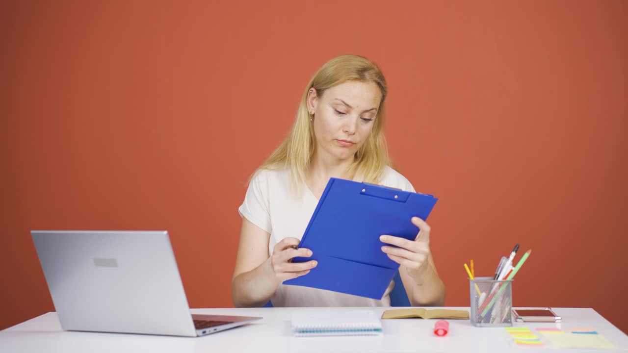 la mujer que firmó los papeles.