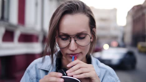 Wunderschönes-Blondes-Mädchen-Mit-Einem-Leichten-Tages-Make-up,-Das-In-Die-Kamera-Schaut,-Ein-Getränk-Mit-Einem-Strohhalm-Trinkt-Und-Lächelt