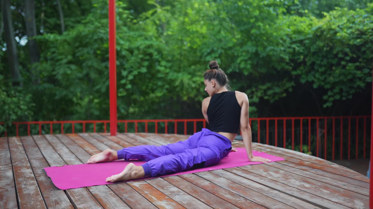 mujer practicando yoga al aire libre