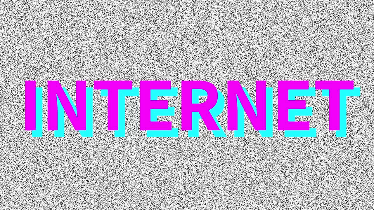 internet. wort über ein problem auf einem lauten alten bildschirm. looping vhs-interferenzen. vintage animierter hintergrund. 4k-video