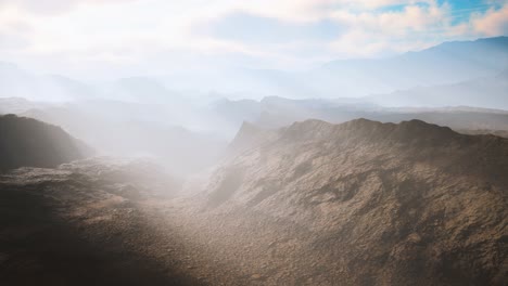 paisaje aéreo de desierto volcánico con rayos de luz