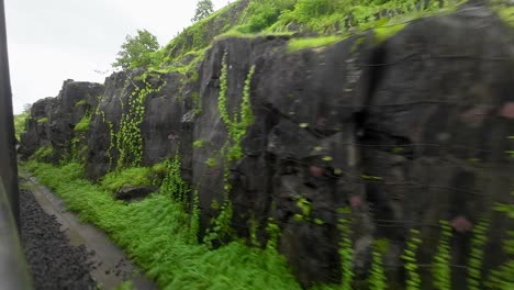 Blick-Auf-Die-Grüne-Bergstation-Vom-Zugfenster-In-Der-Konkan-Eisenbahn