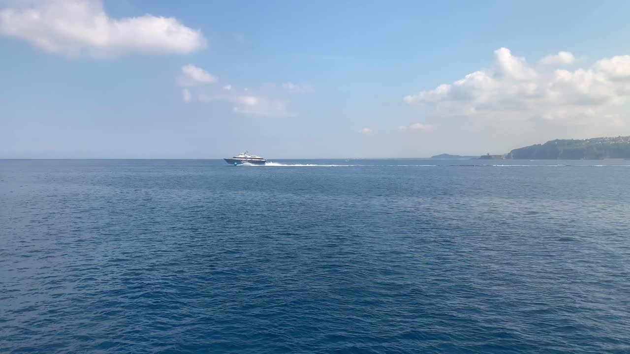 해수에서 전속력으로 수중익선 페리 보트