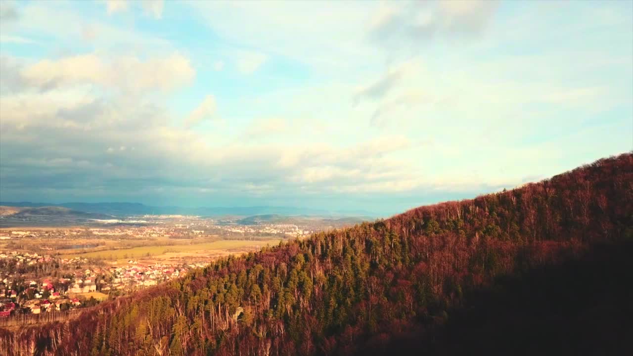 산에서 작은 도시로 날아가는 드론