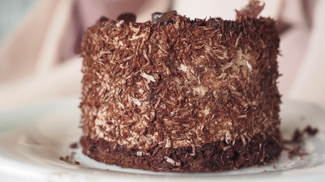 Person som spiser en sjokoladekake
