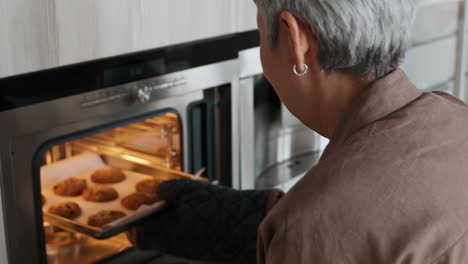 Oma-Und-Mädchen-Backen-Kekse