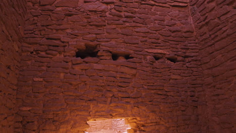 edificio antiguo con paredes de ladrillo desmoronadas