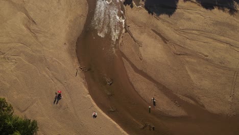 Menschen-Entspannen-Am-Sandigen-Flussufer,-Cordoba-In-Argentinien