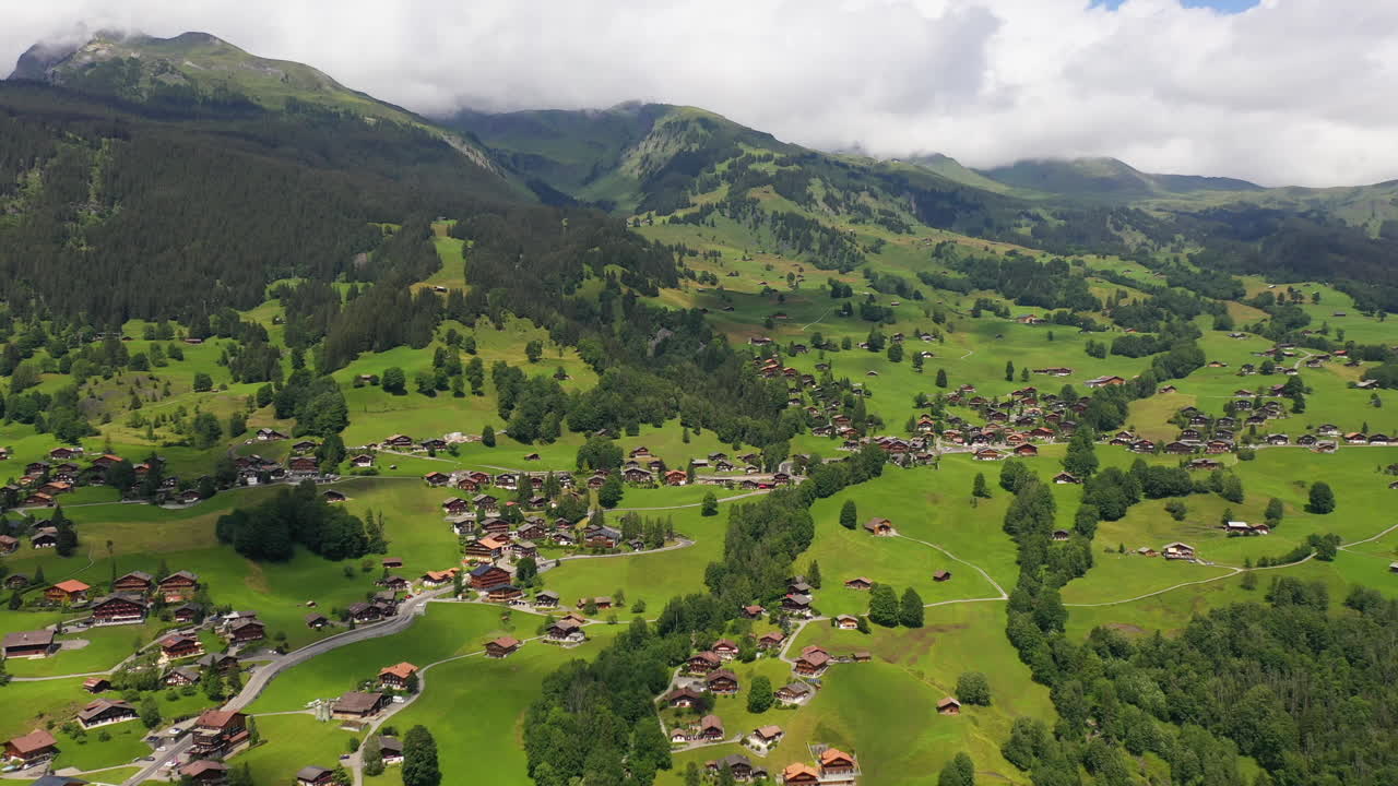 amplia toma de drones de grindelwald, en los alpes berneses de suiza
