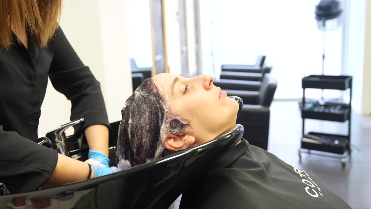 Hair Salon Experience: Hair Wash and Shampoo