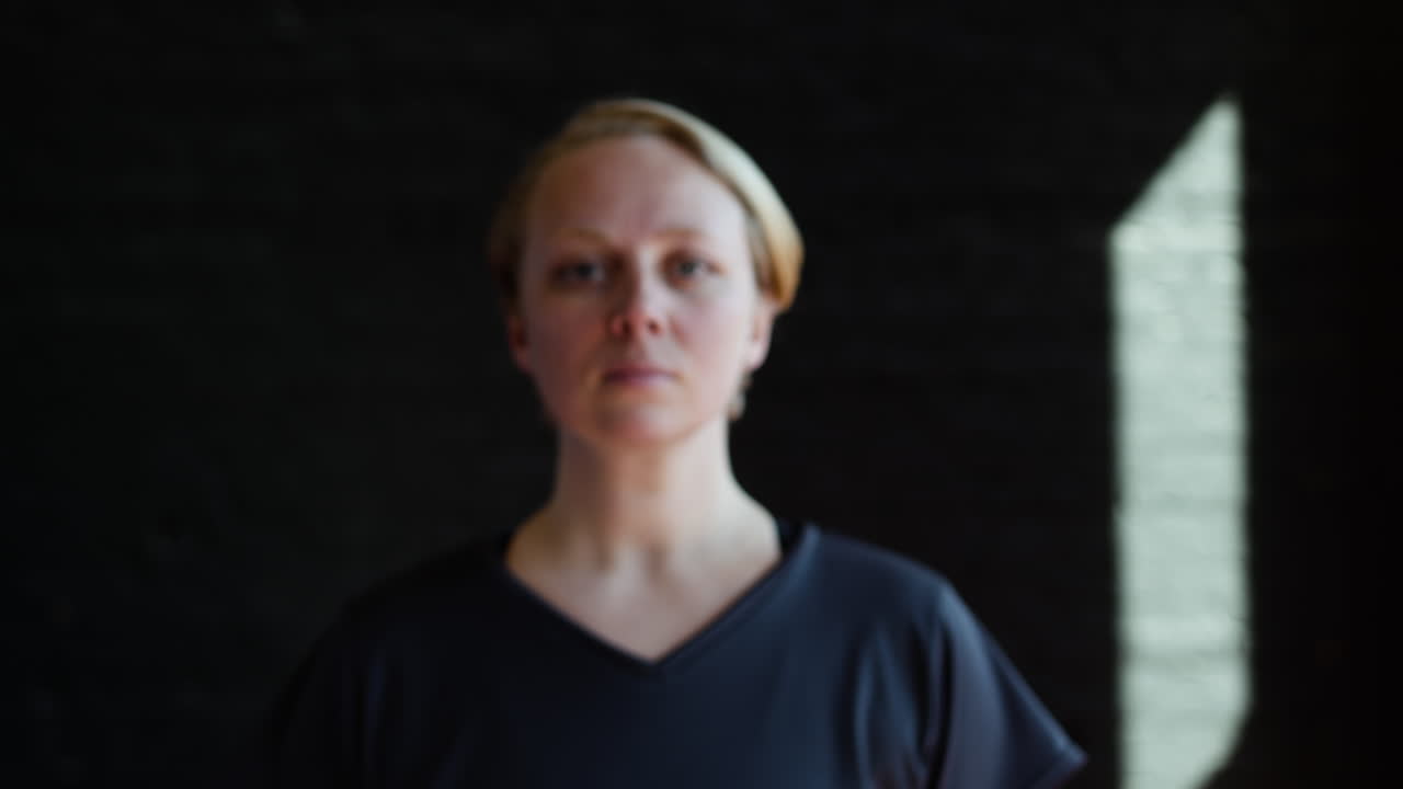 mujer sonriendo en el interior