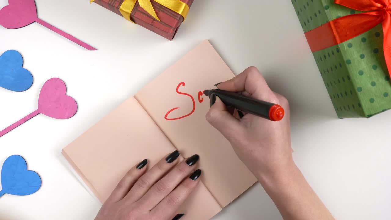 día de san valentín, ilustración, la mano de la mujer escribe en un cuaderno marrón oscuro, venta 60 por ciento de descuento 60 fps