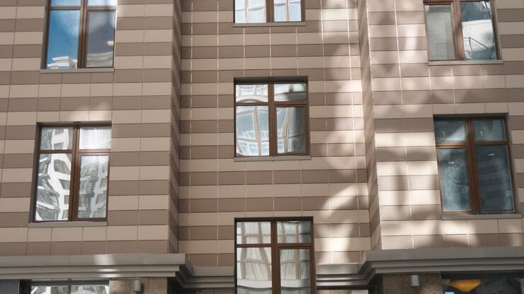 Inquadratura dal basso dell'architettura di edifici moderni in un'area residenziale