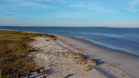 Eine-Drohnenaufnahme-Von-Windgepeitschten-Dünen-Und-Dem-Meer