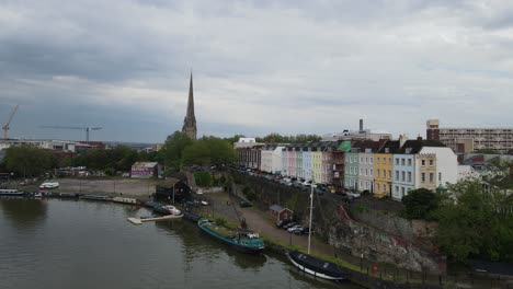 Terraza-De-Casas-Coloridas-En-La-Orilla-Del-Río-En-Imágenes-De-Drones-Del-Centro-De-La-Ciudad-De-Bristol