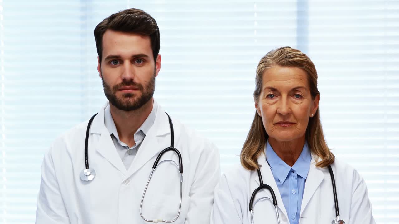 Ritratto di medici in piedi con le braccia incrociate