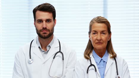 retrato de médicos de pie con los brazos cruzados