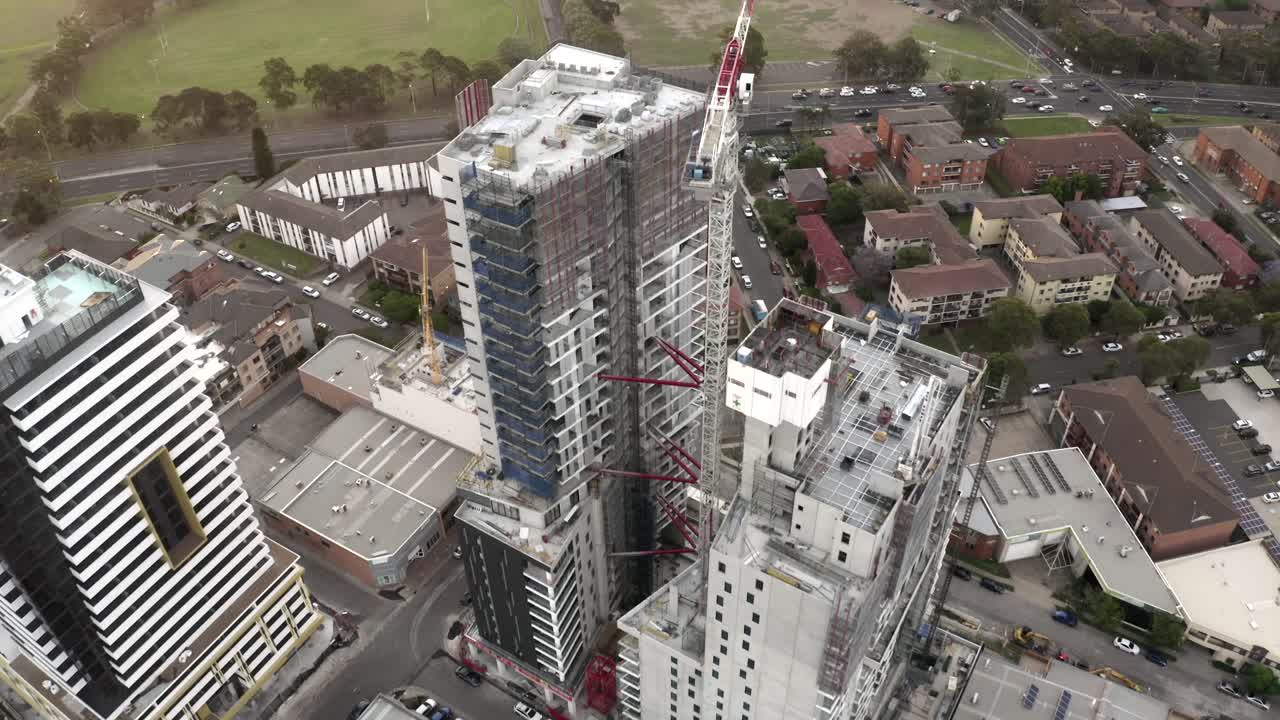 vista aérea desde arriba de un complejo de apartamentos de condominios en construcción