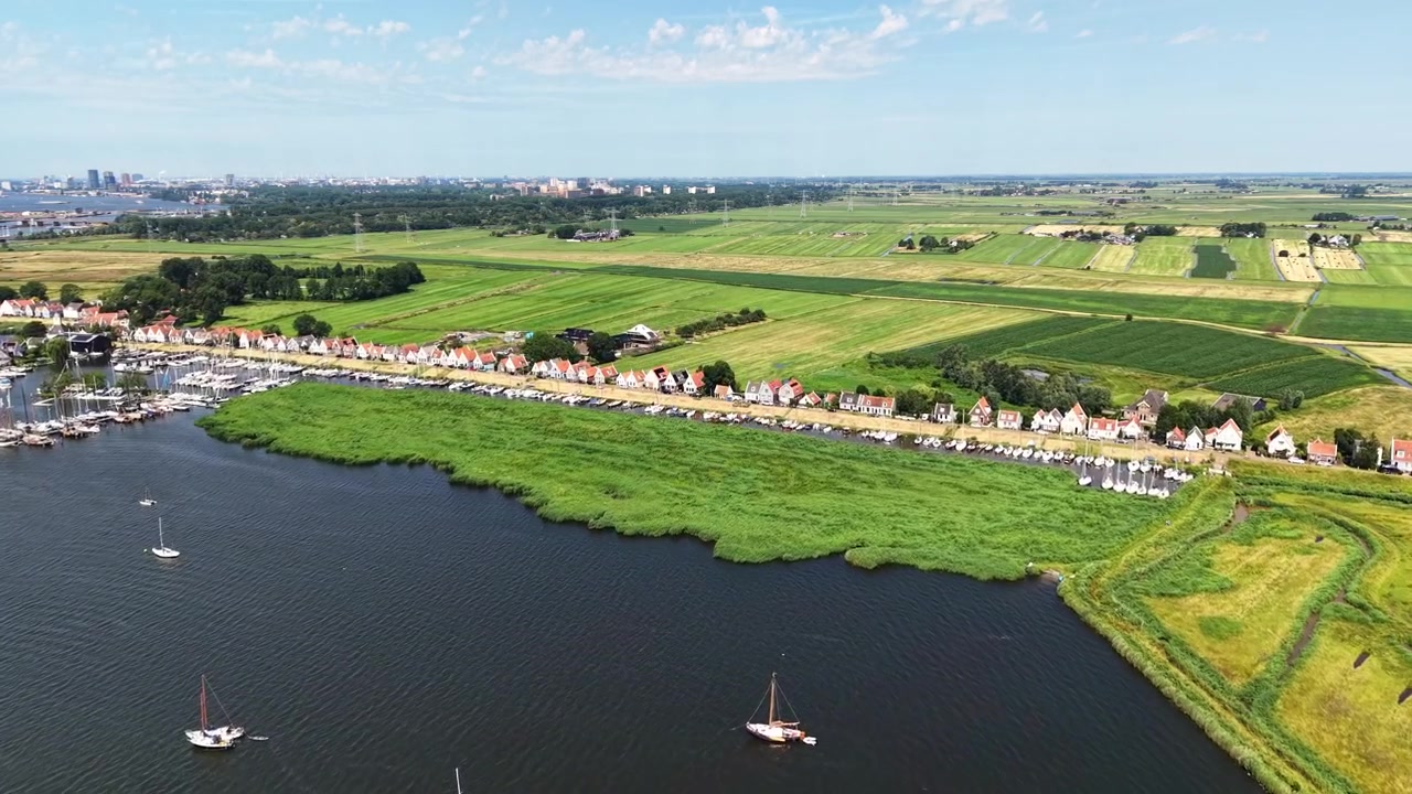 Volando sobre un paisaje en la provincia de Holanda Septentrional de los Países Bajos en un día soleado