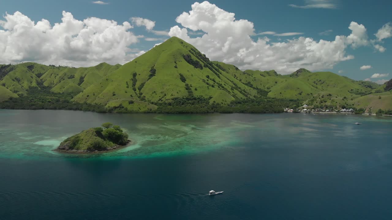 hermosa vista aérea por drones del parque nacional de la isla de komodo