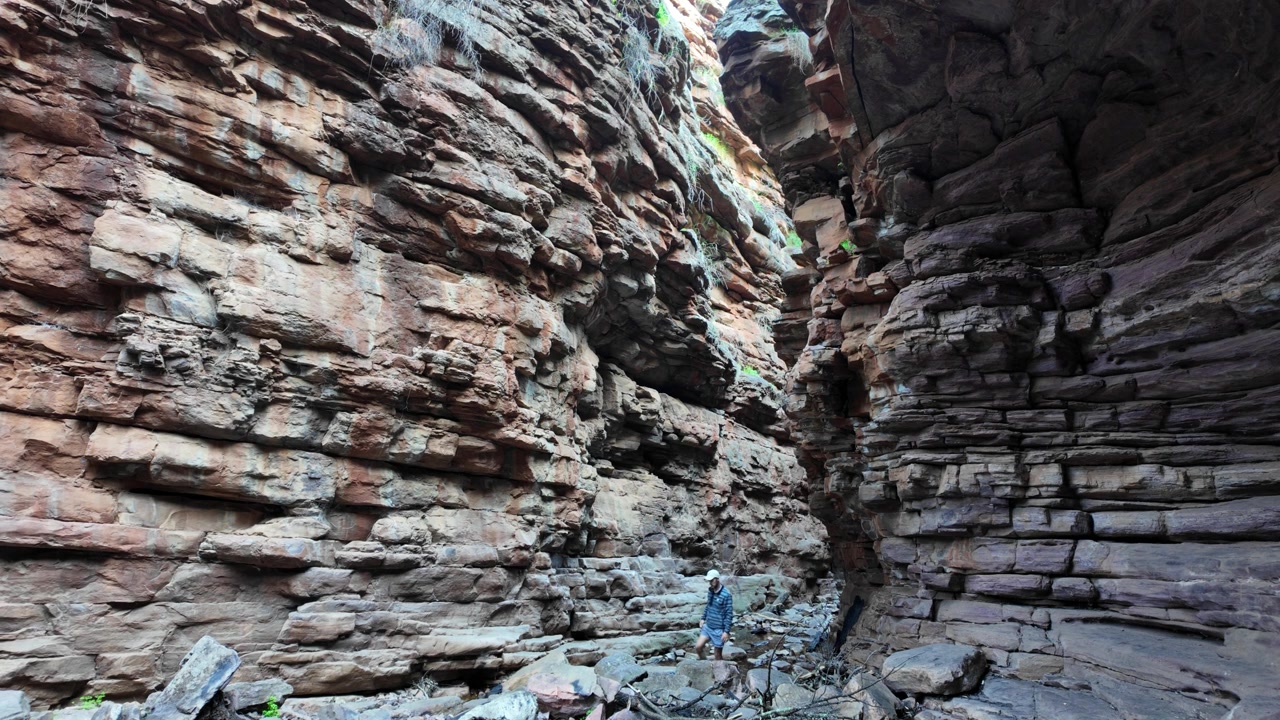 Yksin vaeltaja tutkii kaunista Alligator Gorge Trail -reittiä massiivisten kallionseinämien läpi Australiassa.