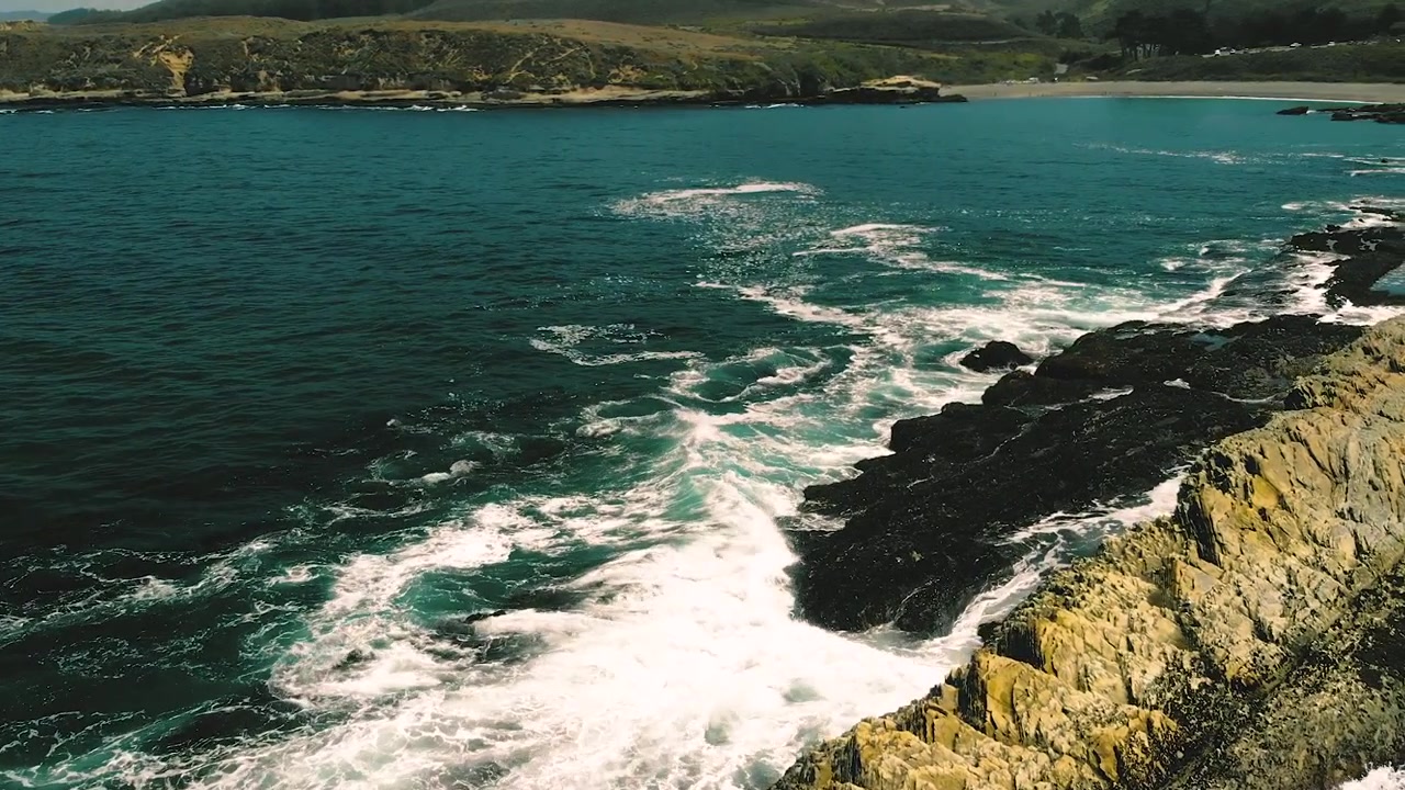 Vista aerea delle onde dell'oceano che si schiantano su una costa rocciosa