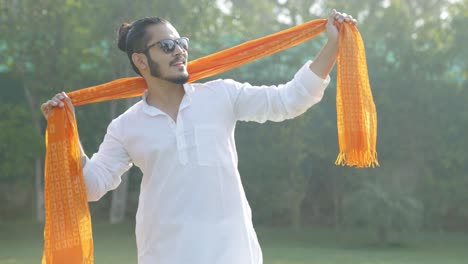hombre indio bailando en una fiesta de holi en un atuendo tradicional