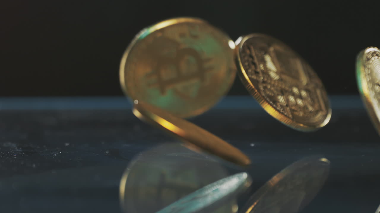 monedas que caen sobre una superficie de vidrio