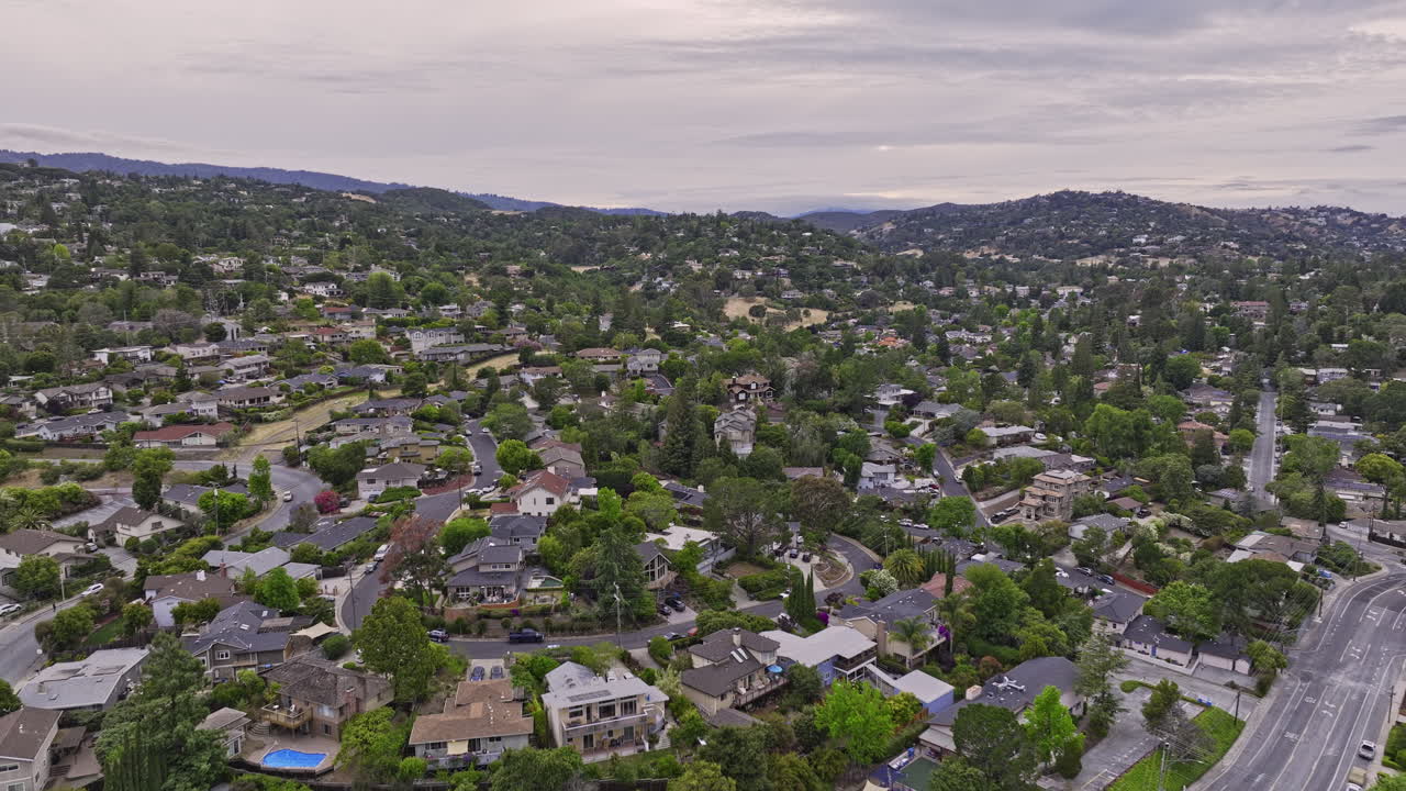 redwood city california antena v3 sobrevuelo bajo farm hills barrio residencial con vistas a emerald hills con casas construidas en un paisaje montañoso durante el día - rodada con mavic 3 cine - junio de 2022