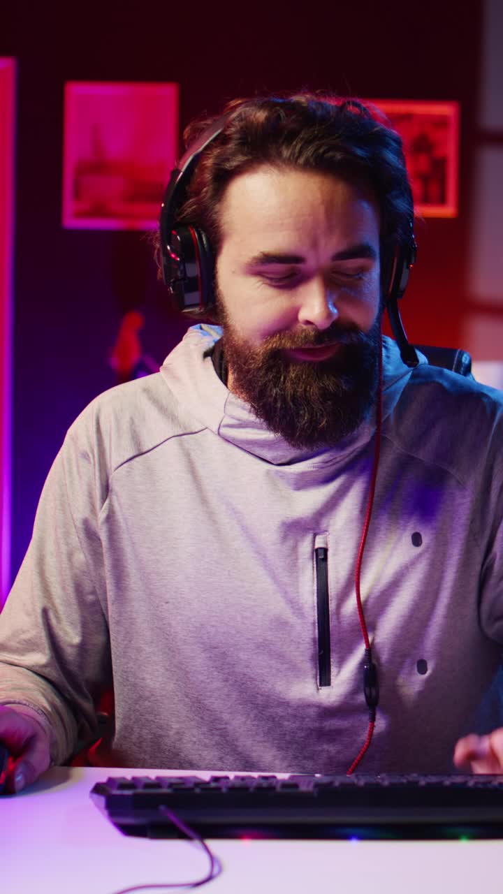 Video verticale di un giocatore Pro con cuffie che gioca e insegna al pubblico le abilità dei giocatori professionisti di eSport
