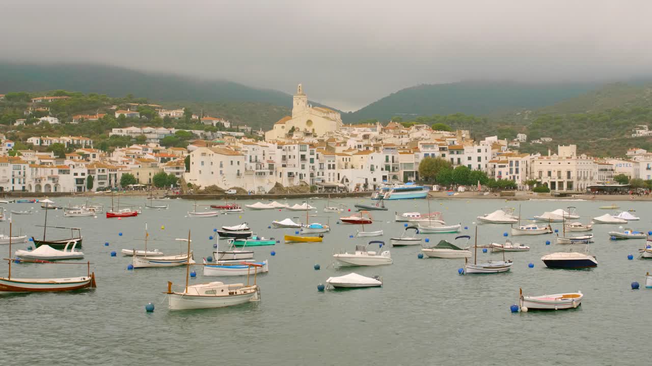 лодки в морском порту и церковь санта-мария-де-кадакес в старом городе кадакеса, жирона, испания