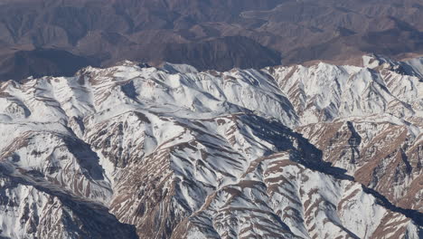 cadenas montañosas cubiertas de nieve vista aérea