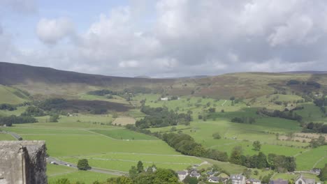 peveril castle 위로 떠오르는 드론 샷 04