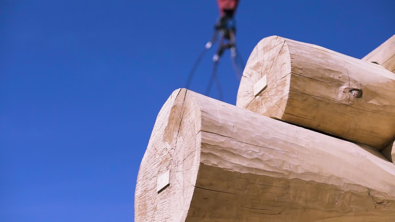 construcción de cabañas de madera con grúa