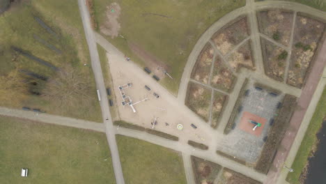 descripción general de arriba hacia abajo de los niños jugando en un parque suburbano - colocación de drones