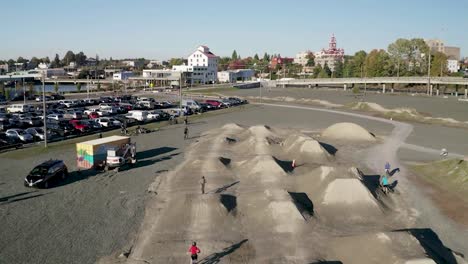 Junge-Aktive-Biker-Auf-Dem-Pumptrack-Am-Wasser-Im-Sommer-In-Der-Innenstadt-Von-Bellingham-In-Washington,-USA