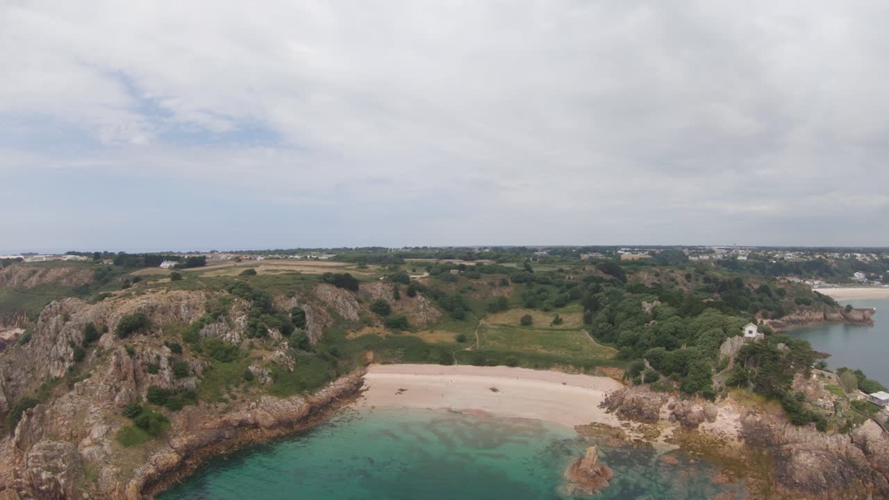 Riprese aeree con drone dall'alto di Beauport Beach e del paesaggio circostante a Jersey