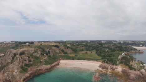 Hohe-Drohnen-Luftaufnahmen-Vom-Strand-Von-Beauport-Und-Der-Umliegenden-Landschaft-In-Jersey