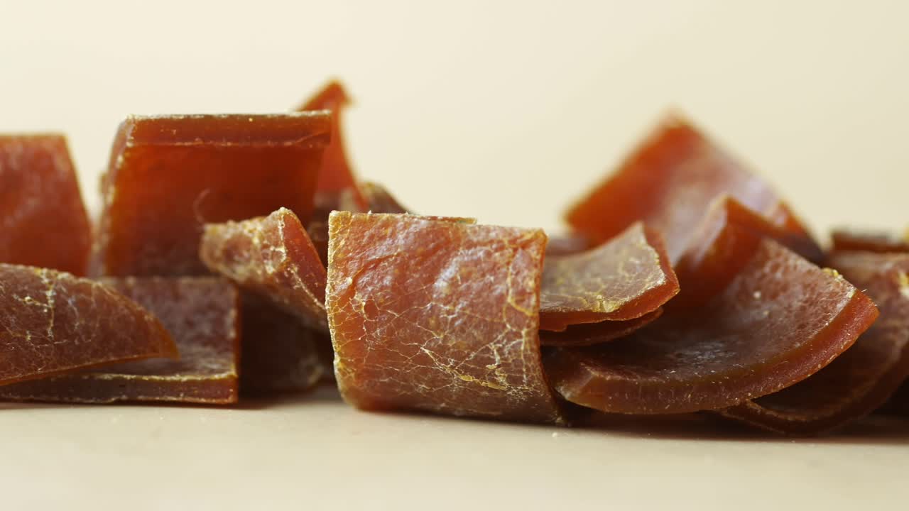 건조 된 과일 가죽 조각의 클로즈업