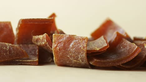 primer plano de piezas de cuero de frutas secas