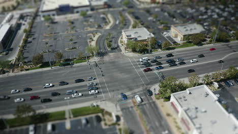 intersección muy transitada en una zona urbana - vista aérea del efecto de cambio de inclinación en miniatura