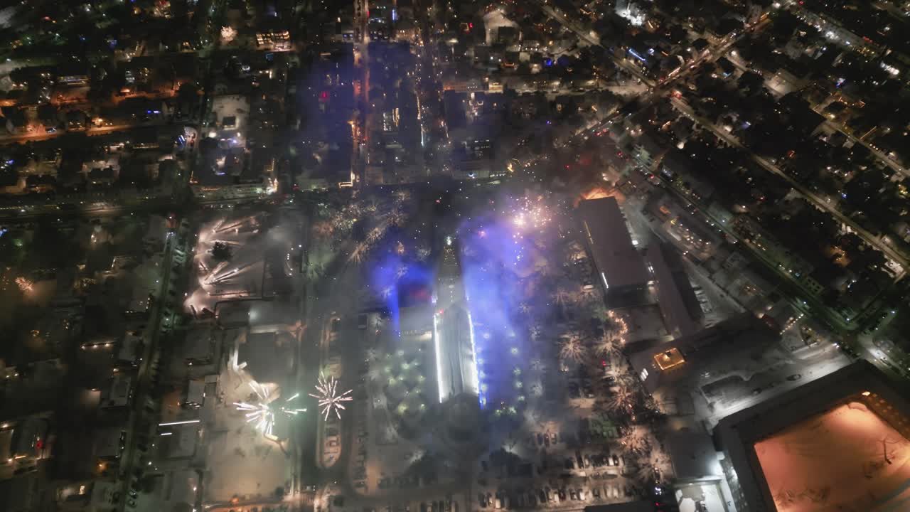 vista aérea de hallgrimskirkja, la noche de la celebración anual en reykjavik, islandia