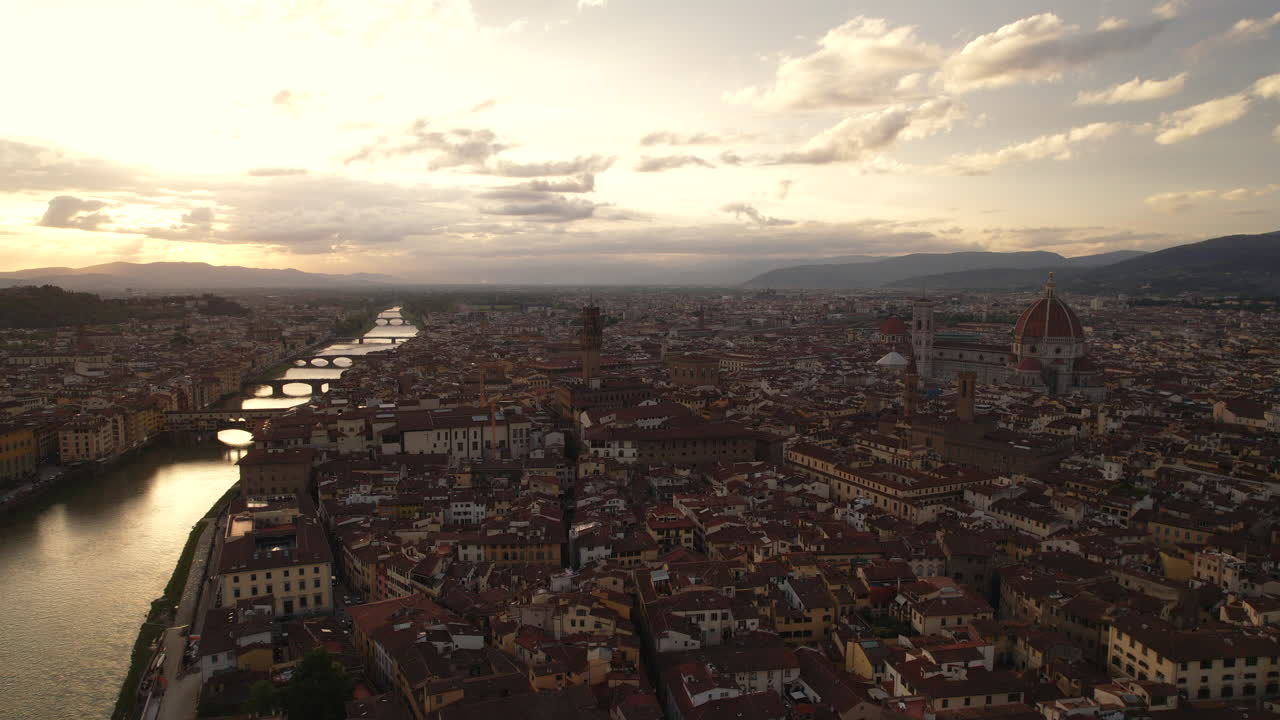 Sorvolo aereo del fiume Arno e dello skyline del centro storico di Firenze, Italia