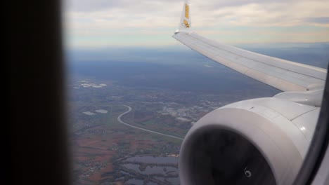 vista de un motor de avión desde la perspectiva de un pasajero