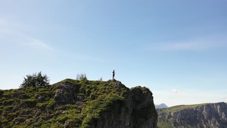 Disparo-De-Drones-De-Un-Hombre-Parado-Solo-Como-Una-Silueta-En-La-Parte-Superior-De-Seebergsee-En-Suiza